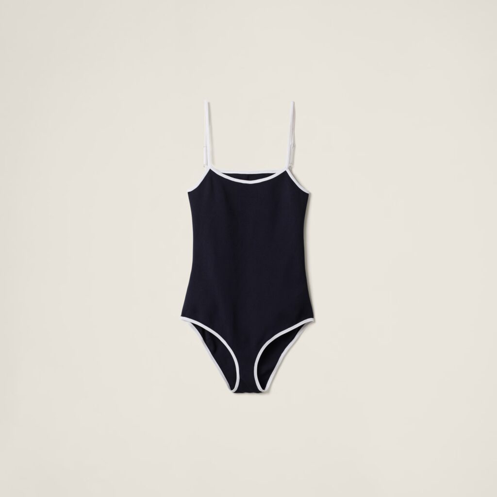Maillot de bain Miu Miu bleu marine stylisme PointeMag juin 2025