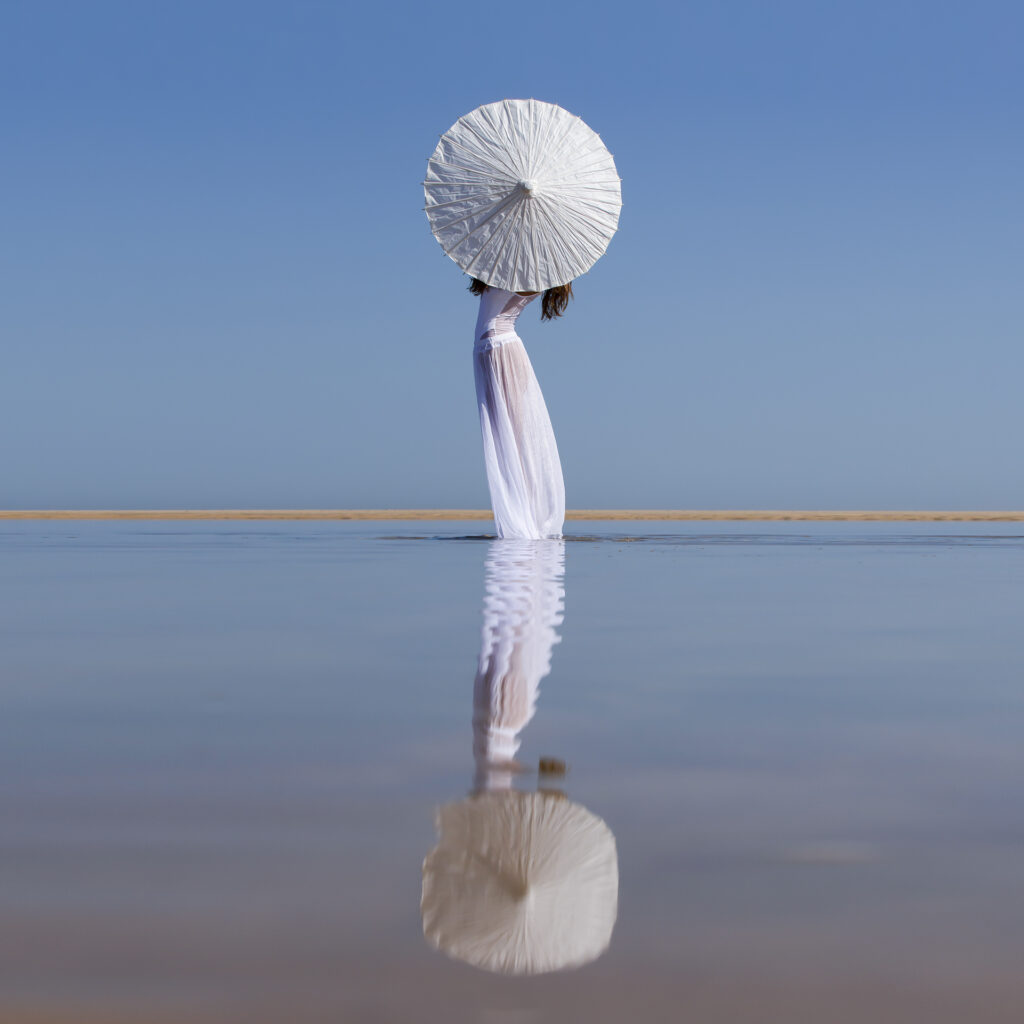 Alain Gillet, ombrelles et ballons, PointeMag, édito mode août 2025
