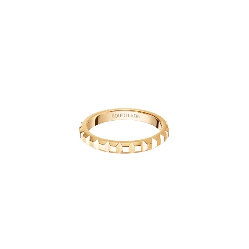bague clou boucheron or, stylisme PointeMag 2025
